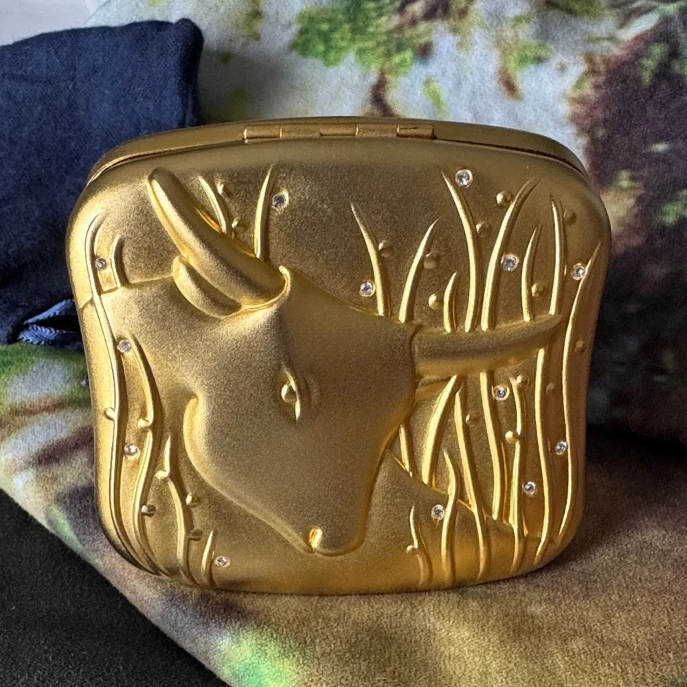 Vintage Estee Lauder Gold Compact with Bull Design - Picture 4 of 4